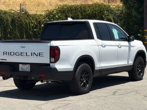 Used 2025 Honda Ridgeline Black Edition image 4