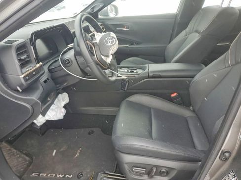 Used 2023 Toyota Crown LIMITED w/ Advanced Technology Package image 6