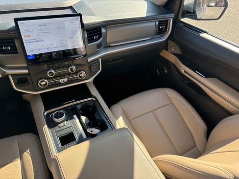 Used 2024 Ford Expedition Max XLT image 20