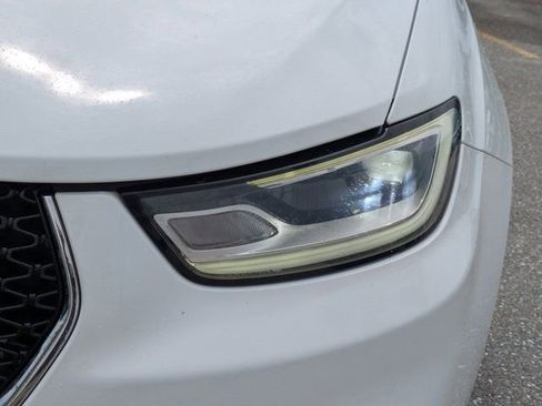 Used 2021 Chrysler Pacifica Touring-L FWD image 10