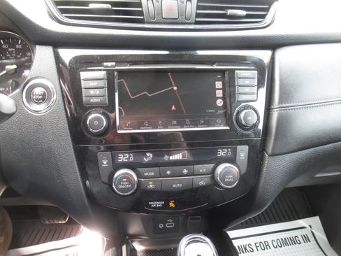 Used 2018 Nissan Rogue AWD image 24