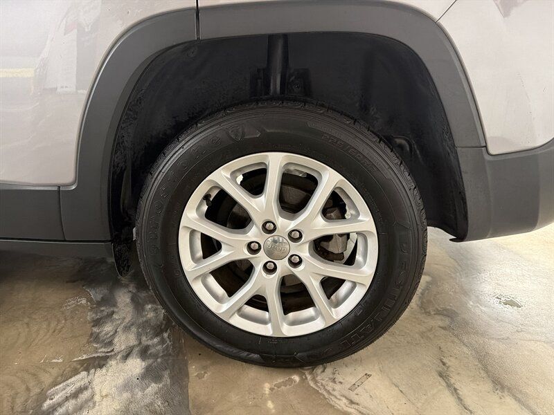 Used 2018 Jeep Cherokee Latitude Plus w/ Comfort/Convenience Group FWD image 7