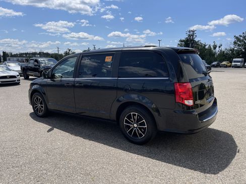 Used 2019 Dodge Grand Caravan SXT FWD image 6