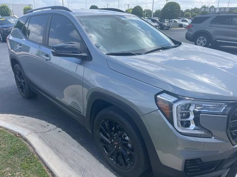Used 2024 GMC Terrain SLE w/ Driver Convenience Package FWD image 3