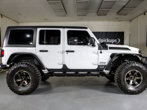 Used 2018 Jeep Wrangler Unlimited Sahara AWD/4WD image 4