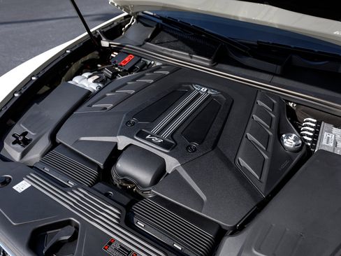 Used 2023 Bentley Bentayga Extended Wheelbase image 56