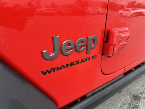 Used 2024 Jeep Wrangler Unlimited Rubicon AWD/4WD image 9