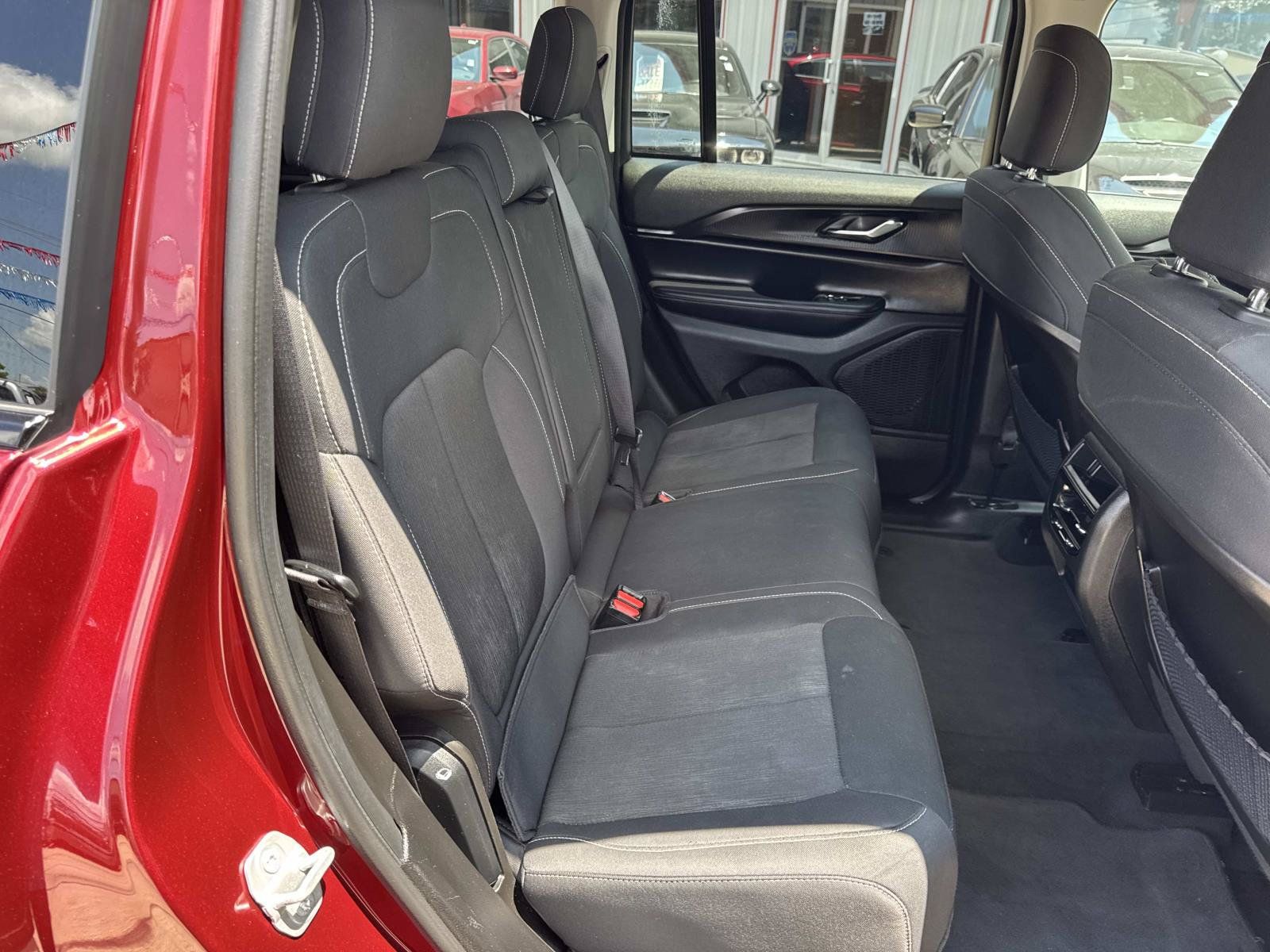 Used 2024 Jeep Grand Cherokee Laredo RWD image 9