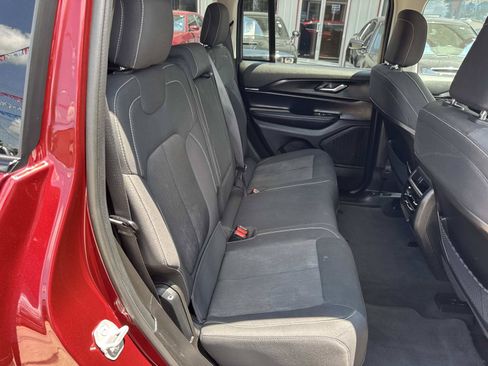 Used 2024 Jeep Grand Cherokee Laredo RWD image 9