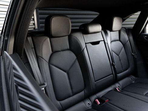 Certified 2025 Porsche Macan image 33