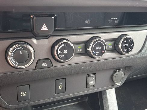 Used 2017 Toyota Tacoma TRD Sport w/ Tow Package (A/T) AWD/4WD image 15