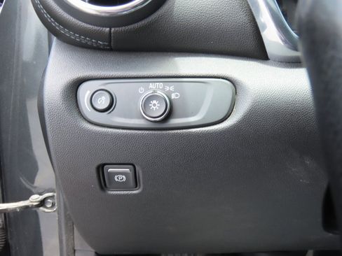 Used 2019 Chevrolet Blazer LT FWD image 24