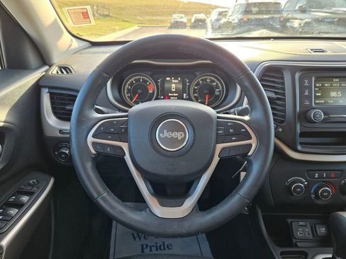 Used 2018 Jeep Cherokee Latitude w/ Altitude Package image 19