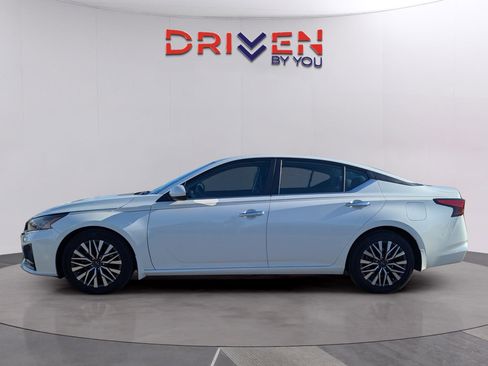 Used 2023 Nissan Altima 2.5 SV image 2
