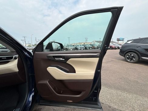 Used 2020 Toyota Highlander Limited AWD/4WD image 34