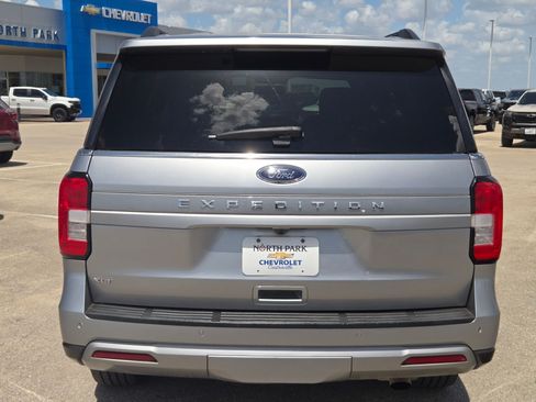 Used 2022 Ford Expedition XLT RWD image 4