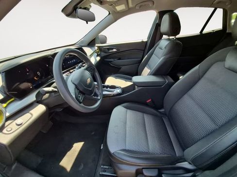 Used 2025 Chevrolet Trax LT FWD image 9