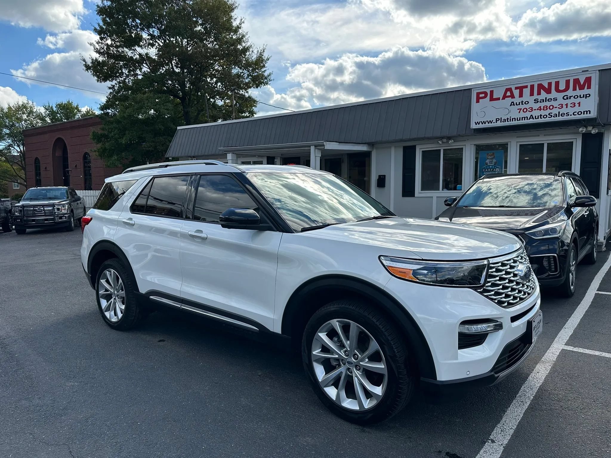 Used 2023 Ford Explorer Platinum w/ Technology Package AWD/4WD image 1