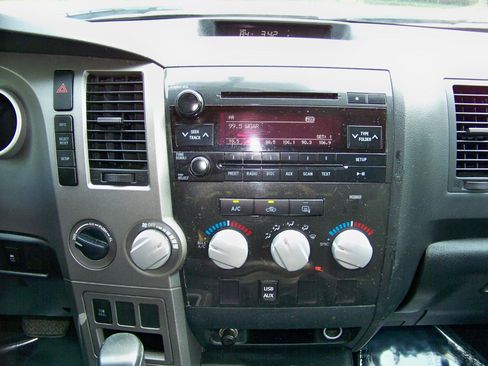 Used 2010 Toyota Tundra 4x4 Double Cab image 19