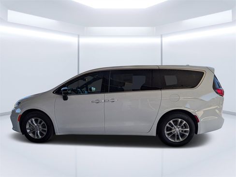 New 2026 Chrysler Pacifica Select image 6