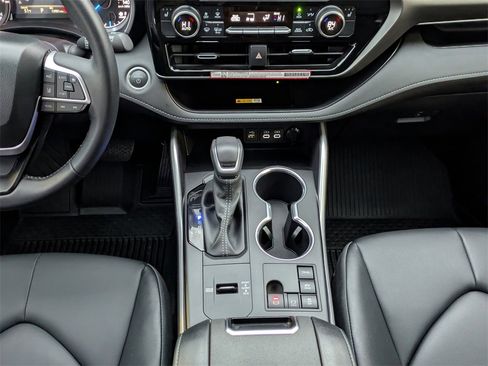 Certified 2024 Toyota Highlander XLE image 20