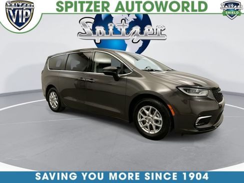 Used 2023 Chrysler Pacifica Touring-L FWD image 3