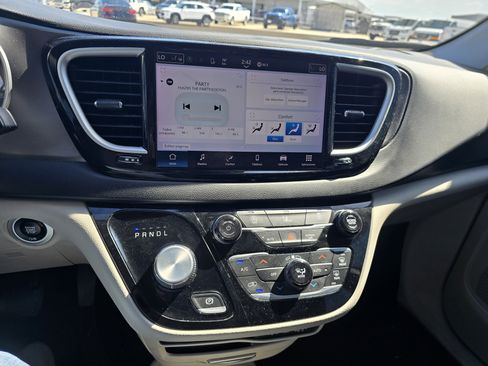 Used 2022 Chrysler Pacifica Touring-L image 14