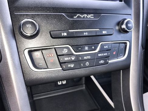 Used 2020 Ford Fusion SE image 18