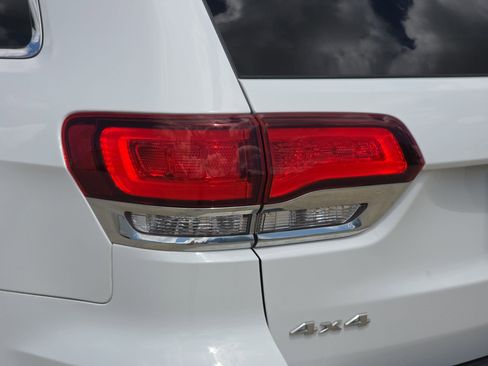 Used 2020 Jeep Grand Cherokee Laredo w/ Laredo X Package AWD/4WD image 32