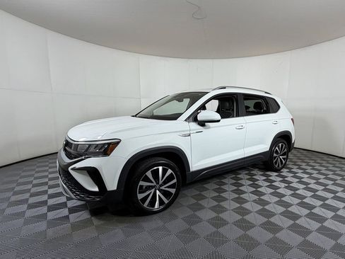 Used 2024 Volkswagen Taos SE image 2