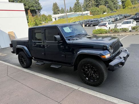 Used 2025 Jeep Gladiator Sport AWD/4WD image 5