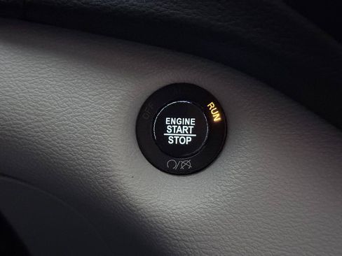 Used 2019 Jeep Cherokee Limited w/ Luxury Group AWD/4WD image 40
