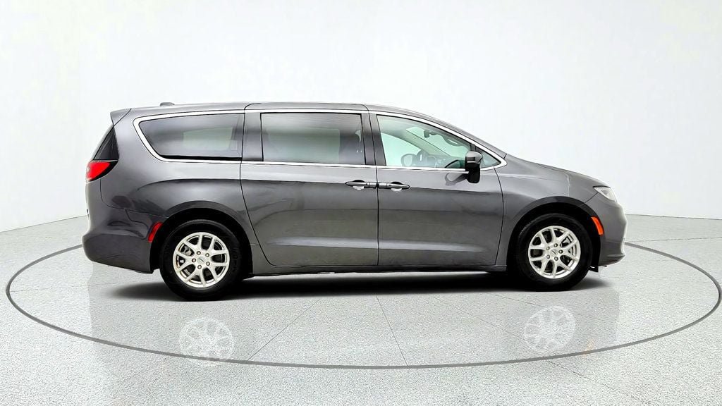Used 2023 Chrysler Pacifica Touring-L FWD image 4