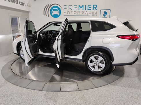 Used 2021 Toyota Highlander L image 4