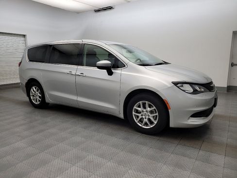 Used 2022 Chrysler Voyager LX FWD image 11
