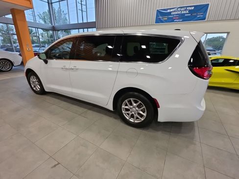 Used 2026 Chrysler Pacifica Select FWD image 13