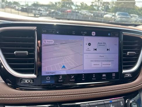 Used 2021 Chrysler Pacifica Limited w/ Uconnect Theater Family Group FWD image 10