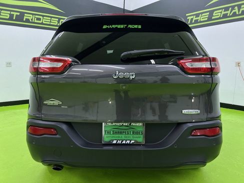 Used 2018 Jeep Cherokee Latitude Plus w/ Cold Weather Group FWD image 8