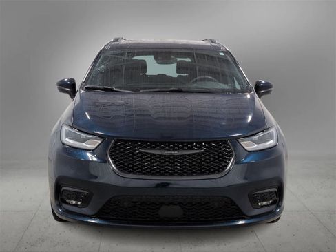 Certified 2023 Chrysler Pacifica Touring-L w/ S Appearance Package image 3