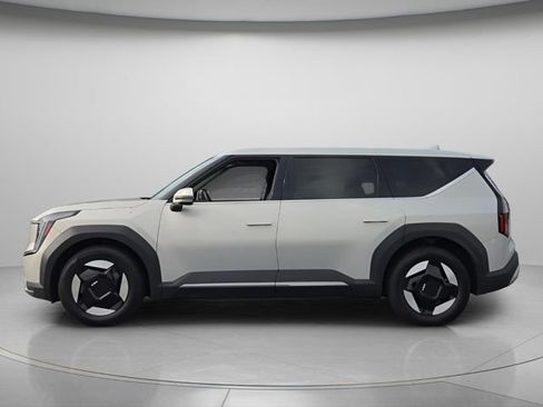 Used 2024 Kia EV9 Light Long Range RWD image 3