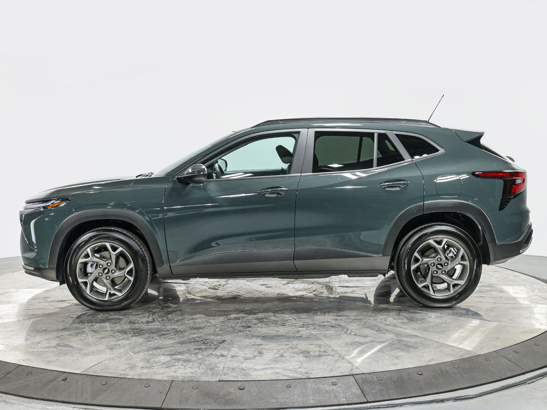 Used 2025 Chevrolet Trax LT w/ Driver Confidence Package FWD image 2