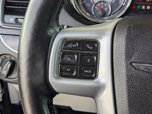 Used 2014 Chrysler Town & Country Touring-L w/ Driver Convenience Group image 16