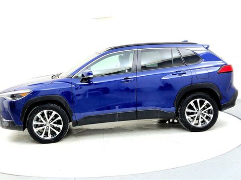 Certified 2022 Toyota Corolla Cross XLE image 3