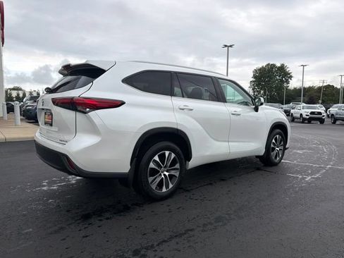 Used 2022 Toyota Highlander XLE AWD/4WD image 7