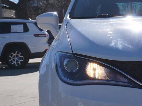 Used 2017 Chrysler Pacifica Touring-L w/ Tire & Wheel Group image 9