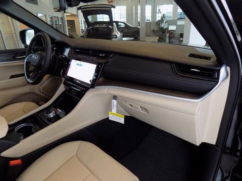 New 2026 Jeep Grand Cherokee Limited w/ Luxury Tech Group II RWD image 21