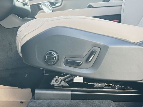 New 2026 Volvo XC90 B6 Plus w/ Protection Package Premier AWD/4WD image 14
