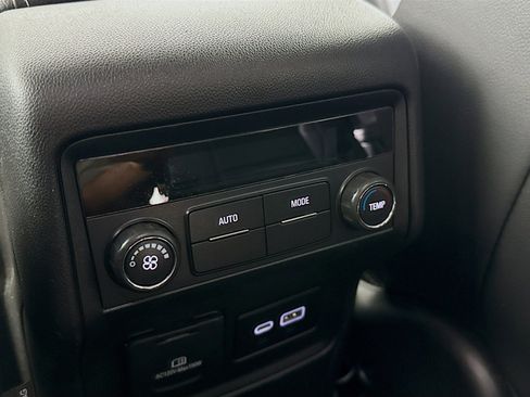 Used 2023 GMC Acadia SLT image 29