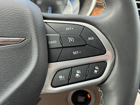 Used 2024 Chrysler Pacifica Limited FWD image 21