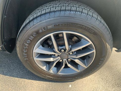 Used 2019 Jeep Grand Cherokee Limited image 28